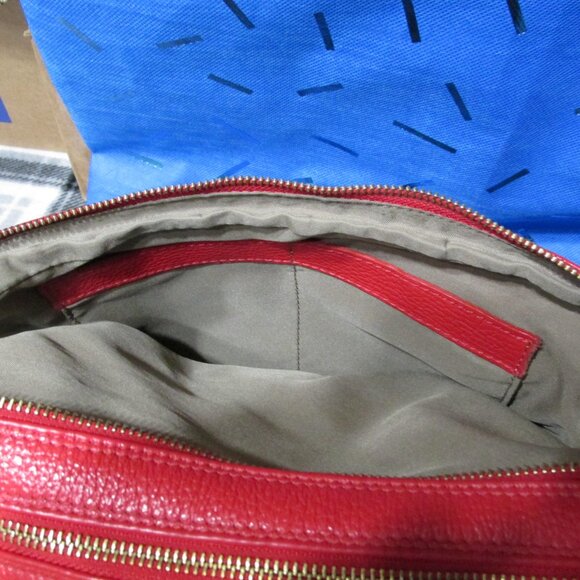P1353-NWOT Valentina Red Pebble Italian Leather Crossbody Dual Entry - Picture 8 of 9